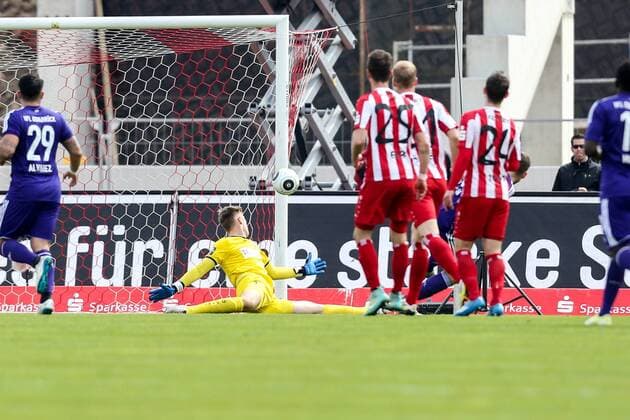 Erfurt, 090416 , FC Rot Weiß Erfurt spielt im Steigerwaldstadion gegen den VFL Osnabrück, die Erfurter Fans dürfen das erste mal auf die neue Nordtribüne im Bild: Tor 0:1 durch ( Osnabrück )