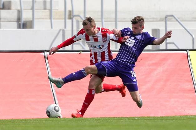 Erfurt, 090416 , FC Rot Weiß Erfurt spielt im Steigerwaldstadion gegen den VFL Osnabrück, die Erfurter Fans dürfen das erste mal auf die neue Nordtribüne im Bild: Christoph Menz ( Erfurt ) gegen TÜTING, SIMON ( Osnabrück )