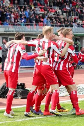 Erfurt, 090416 , FC Rot Weiß Erfurt spielt im Steigerwaldstadion gegen den VFL Osnabrück, die Erfurter Fans dürfen das erste mal auf die neue Nordtribüne im Bild: Torjubel nach dem 3:1 durch Luka Odak ( Erfurt )