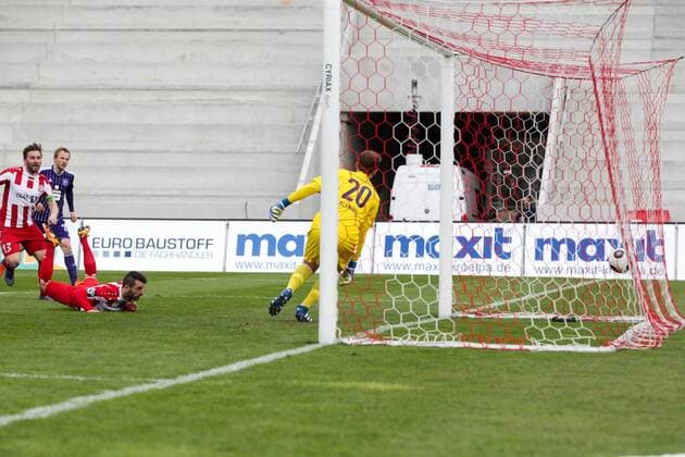 Erfurt, 090416 , FC Rot Weiß Erfurt spielt im Steigerwaldstadion gegen den VFL Osnabrück, die Erfurter Fans dürfen das erste mal auf die neue Nordtribüne im Bild: Luka Odakschießt das Tor zum 2:1 ( Erfurt ) , Luka Odak liegt am Boden