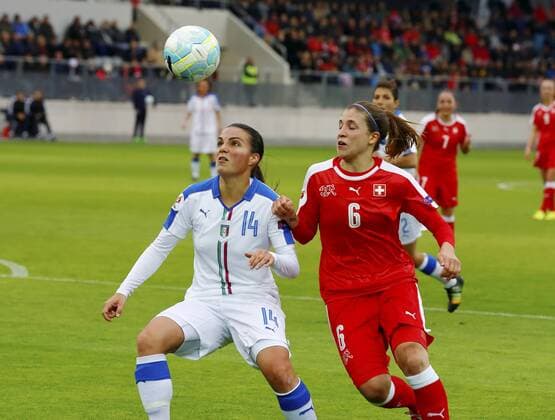 09.04.2016 Biel Fussball Frauen EM-Qualifikation Schweiz - Italien Bild zeigt Alia Guagini (ITA) gegen Selina Kuster (SUI) (SUI) Aktion Zweikampf 