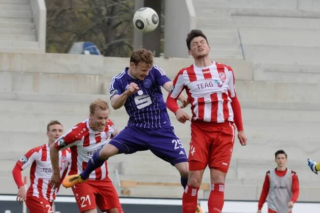 Fußball 3. Liga 33. Spieltag Rot Weiss Erfurt - VfL Osnabrück am 02.04.2016 im Steigerwaldstadion in Erfurt Christian Groß Gross (Osnabrueck) im Zweikampf gegen Jannis Nikolaou (Erfurt). Foto: osnapix FF