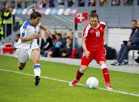 09.04.2016 Biel Fussball Frauen EM-Qualifikation Schweiz - Italien Bild zeigt Elisa Bartoli (ITA) gegen Ramona Bachmann (SUI) re. Aktion Zweikampf 