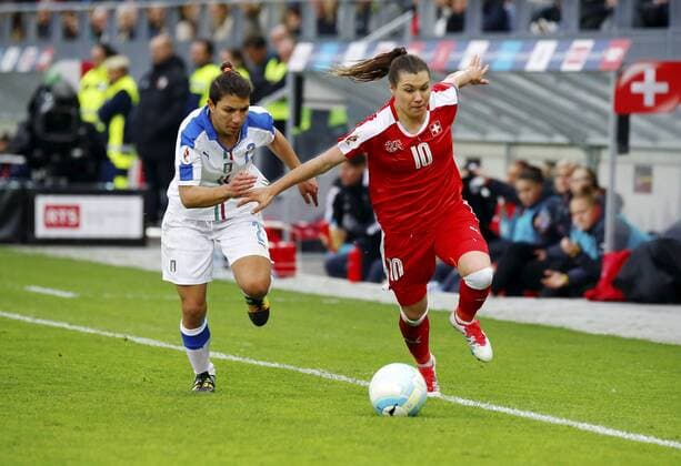 Fußball, Damen EM Qualifikation, Schweiz - Italien 09.04.2016 Biel Fussball Frauen EM-Qualifikation Schweiz - Italien Bild zeigt Elisa Bartoli (ITA) gegen Ramona Bachmann (SUI) re. Aktion Zweikampf 