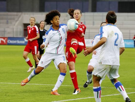 Fußball, Damen EM Qualifikation, Schweiz - Italien 09.04.2016 Biel Fussball Frauen EM-Qualifikation Schweiz - Italien Bild zeigt Sara Gama (ITA) gegen Caroline Abbe (SUI) re. Aktion Zweikampf 