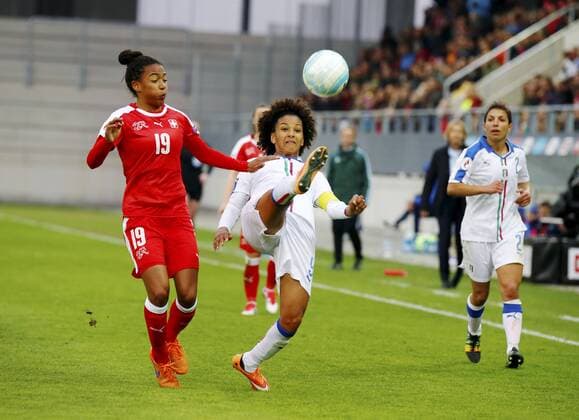 Fußball, Damen EM Qualifikation, Schweiz - Italien 09.04.2016 Biel Fussball Frauen EM-Qualifikation Schweiz - Italien Bild zeigt Sara Gama (ITA) gegen Eseosa Aigbogun (SUI) li. Aktion Zweikampf 