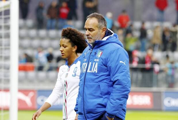 09.04.2016 Biel Fussball Frauen EM-Qualifikation Schweiz - Italien Bild zeigt Trainer Antonio Cabrini (ITA (Ex Fussball Weltmeister) Aktion 