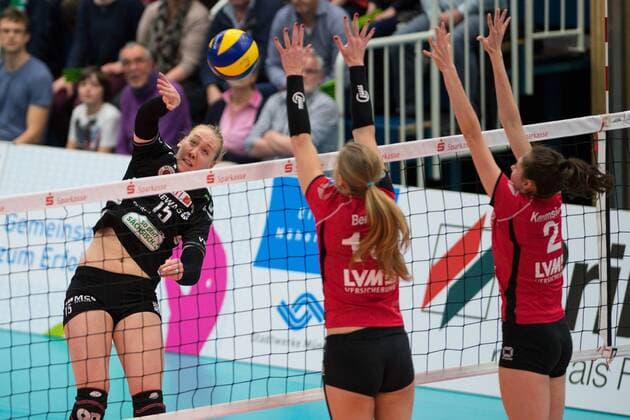 09.04.2016, Halle Berg Fidel, Muenster Volleyball, Bundesliga Frauen, Play-offs Halbfinale, USC Münster Muenster vs. Dresdner SC Angriff Michelle Bartsch ( 15 Dresden) - Block Doppelblock Ashley Benson ( 10 Muenster), Irina Kemmsies ( 2 Muenster)
