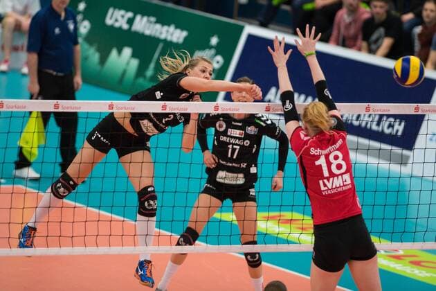 09.04.2016, Halle Berg Fidel, Muenster Volleyball, Bundesliga Frauen, Play-offs Halbfinale, USC Münster Muenster vs. Dresdner SC Angriff Kristina Mikhailenko ( 3 Dresden) - Block Leonie Schwertmann ( 18 Muenster)