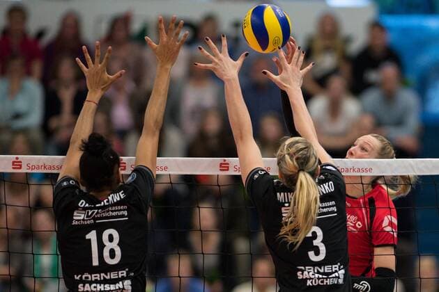 09.04.2016, Halle Berg Fidel, Muenster Volleyball, Bundesliga Frauen, Play-offs Halbfinale, USC Münster Muenster vs. Dresdner SC Block Doppelblock Nneka Onyejekwe ( 18 Dresden), Kristina Mikhailenko ( 3 Dresden) - Angriff Michala Kvapilova ( 4 Muenster)