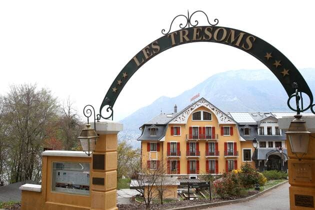Fußball, EURO 2016, Quartier der Nationalmannschaft Islands in Annecy Le Vieux SOCCER - UEFA EURO EM Europameisterschaft Fussball 2016, preview ANNECY-LE-VIEUX,FRANCE,09.APR.16 - SOCCER - UEFA European Championship EM Europameisterschaft 2016 in France, preview, base camp team Iceland, Les Tresoms Lake and Spa Resort. Image shows the main building and the main entrance. GEPAxpictures xAndreasxPranter