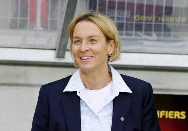 09.04.2016 Biel Fussball Frauen EM-Qualifikation Schweiz - Italien 2:1 Bild zeigt Martina Voss - Tecklenburg Trainerin (SUI) . Aktion Einzelbild 