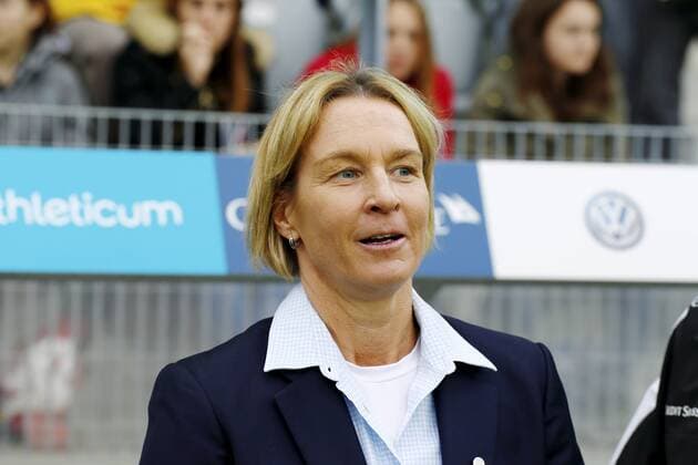 09.04.2016 Biel Fussball Frauen EM-Qualifikation Schweiz - Italien 2:1 Bild zeigt Martina Voss - Tecklenburg Trainerin (SUI) . Aktion Einzelbild 
