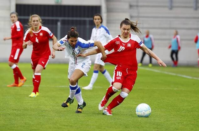 09.04.2016 Biel Fussball Frauen EM-Qualifikation Schweiz - Italien Bild zeigt Elisa Bartoli (ITA) gegen Ramona Bachmann (SUI) re. Aktion Zweikampf 