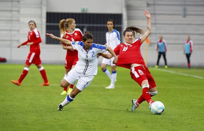 09.04.2016 Biel Fussball Frauen EM-Qualifikation Schweiz - Italien Bild zeigt Elisa Bartoli (ITA) gegen Ramona Bachmann (SUI) re. Aktion Zweikampf 