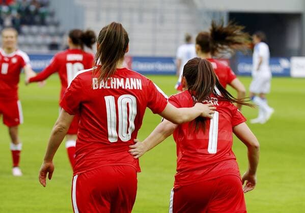09.04.2016 Biel Fussball Frauen EM-Qualifikation Schweiz - Italien Bild zeigt Martina Moser Ramona Bachmann 10 (SUI) . Aktion 