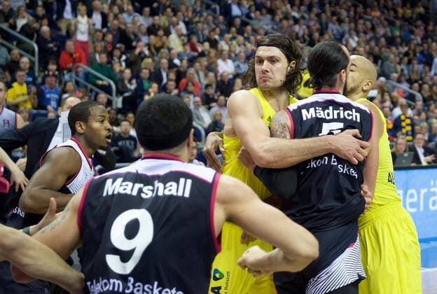 Basketball Berlin 09.04.2016 Beko-BBL 1. Bundesliga Saison 2015 2016 Alba Berlin - Telekom Baskets Bonn Gerangel auf den Spielfeld zwischen Alba und Bonn Schlägerei Ausschreitungen insgesamt wurden 7 Spieler disqualifiziert, 5 Bonner und 2 Berliner Kresimir Loncar (Alba Berlin, No.10) Dirk Mädrich (Bonn, No.05) Sean Marshall (Bonn, No.09) Langston Hall (Bonn, No.14)