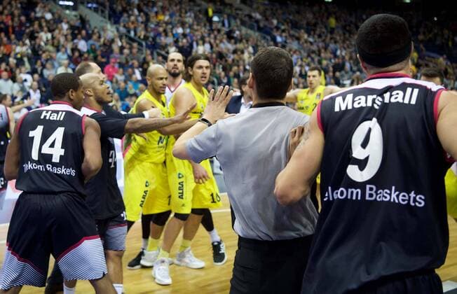 Basketball Berlin 09.04.2016 Beko-BBL 1. Bundesliga Saison 2015 2016 Alba Berlin - Telekom Baskets Bonn Gerangel auf den Spielfeld zwischen Alba und Bonn Schlägerei Ausschreitungen insgesamt wurden 7 Spieler disqualifiziert, 5 Bonner und 2 Berliner Schiedsrichter muss einschreiten Kresimir Loncar (Alba Berlin, No.10) Sean Marshall (Bonn, No.09)