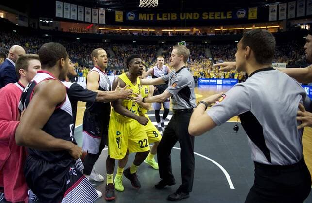 Bilder des Tages - SPORT Basketball Berlin 09.04.2016 Beko-BBL 1. Bundesliga Saison 2015 2016 Alba Berlin - Telekom Baskets Bonn Gerangel auf den Spielfeld zwischen Alba und Bonn Schlägerei Ausschreitungen insgesamt wurden 7 Spieler disqualifiziert, 5 Bonner und 2 Berliner Will Cherry (Alba Berlin, No.22) Schiedsrichter Andrej Mangold (Bonn, No.08)