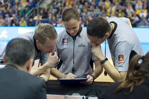 Basketball Berlin 09.04.2016 Beko-BBL 1. Bundesliga Saison 2015 2016 Alba Berlin - Telekom Baskets Bonn Gerangel auf den Spielfeld zwischen Alba und Bonn Schlägerei Ausschreitungen insgesamt wurden 7 Spieler disqualifiziert, 5 Bonner und 2 Berliner Schiedsrichterin Anne Panther entscheidet mit Videobeweis