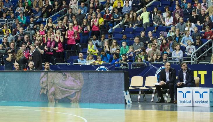 Bilder des Tages - SPORT Basketball Berlin 09.04.2016 Beko-BBL 1. Bundesliga Saison 2015 2016 Alba Berlin - Telekom Baskets Bonn Gerangel auf den Spielfeld zwischen Alba und Bonn Schlägerei Ausschreitungen insgesamt wurden 7 Spieler disqualifiziert, 5 Bonner und 2 Berliner Bonns Ersatzbank ohne Spieler Silvano Poropat (Bonn, Trainer) es bleiben nur noch 5 Spieler auf dem Feld