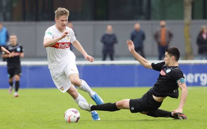Stuttgart , Fußball U 17 Bundesliga VfB Stuttgart vs. SV Stuttgarter Kickers , von links: Eric Hottmann ( VfB ) Mario Suver ( Kickers )
