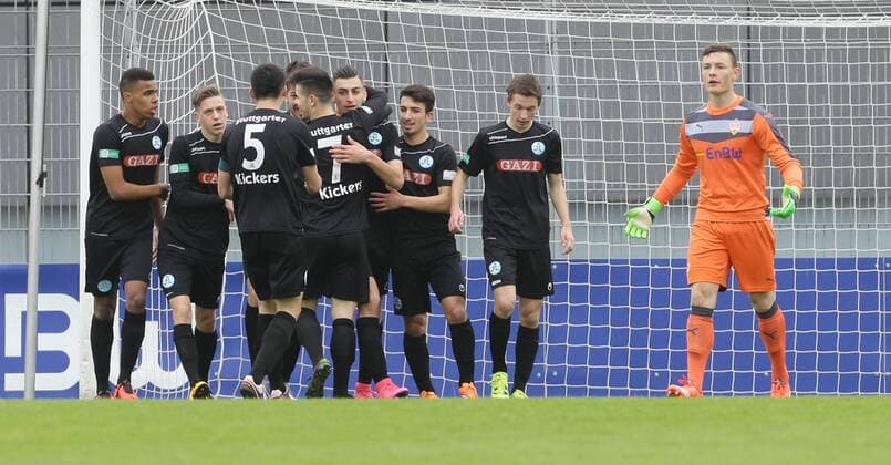 Stuttgart , Fußball U 17 Bundesliga VfB Stuttgart vs. SV Stuttgarter Kickers , Jubel Kickers , rechts: Jerome Weisheit ( VfB )