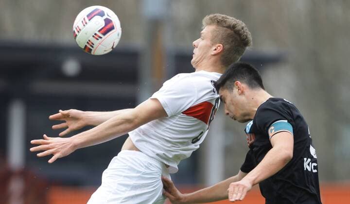 Stuttgart , Fußball U 17 Bundesliga VfB Stuttgart vs. SV Stuttgarter Kickers , von links: Eric Hottmann ( VfB ) Mario Suver ( Kickers )