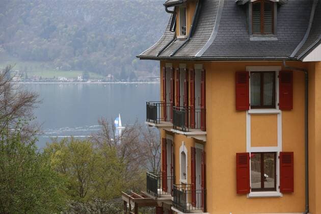 Fußball, EURO 2016, Quartier der Nationalmannschaft Islands in Annecy Le Vieux SOCCER - UEFA EURO EM Europameisterschaft Fussball 2016, preview ANNECY-LE-VIEUX,FRANCE,09.APR.16 - SOCCER - UEFA European Championship EM Europameisterschaft 2016 in France, preview, base camp team Iceland, Les Tresoms Lake and Spa Resort. Image shows the hotel. GEPAxpictures xAndreasxPranter