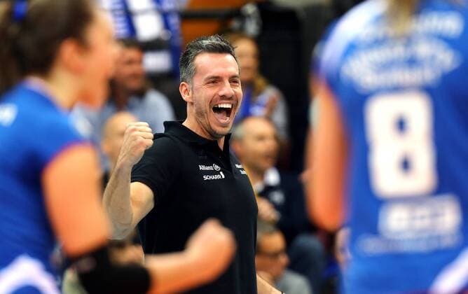 Stuttgart Volleyball Playoff-Halbfinale Allianz MTV Stuttgart vs. Schweriner SC, Trainer Guillermo Naranja Hernandez (Stuttgart) jubelt und ballt die Faust