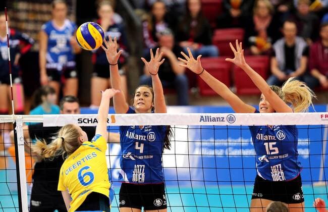 Stuttgart Volleyball Playoff-Halbfinale Allianz MTV Stuttgart vs. Schweriner SC, v.l. Jennifer Geerties (Schwerin), Valerie Nichol (Stuttgart), Nichole Lindow (Stuttgart)