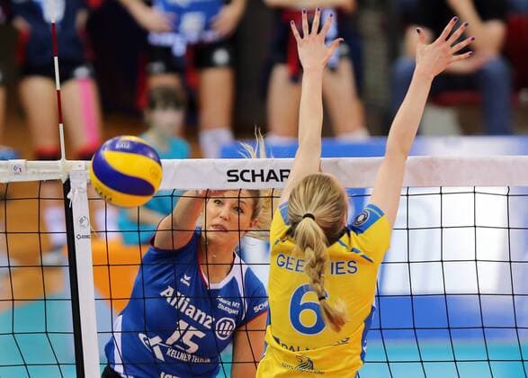 Stuttgart Volleyball Playoff-Halbfinale Allianz MTV Stuttgart vs. Schweriner SC, v.l. Nichole Lindow (Stuttgart), Jennifer Geerties (Schwerin)