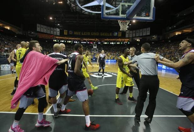 Eine Schlägerei im 3. Viertel des Spiels zwischen den Spielern, Will Cherry (ALBA Berlin), Langston Hall (Bonn), Eugene Lawrence (Bonn), ALBA Berlin - Telekom Baskets Bonn Basketball, BEKO BBL , Herren, men, Saison 2015 2016 Berlin, 9.4.2016 , Mercedes-Benz Arena