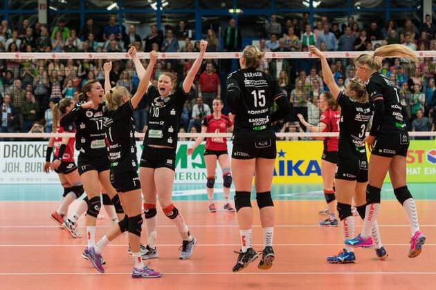 09.04.2016, Halle Berg Fidel, Muenster Volleyball, Bundesliga Frauen, Play-offs Halbfinale, USC Münster Muenster vs. Dresdner SC Jubel Gina Mancuso ( 17 Dresden), Mareike Hindriksen ( 1 Dresdner SC), Kathleen Elizabeth Slay ( 10 Dresden), Michelle Bartsch ( 15 Dresden), Laura Dijkema ( 7 Dresden), Kristina Mikhailenko ( 3 Dresden) nach Matchball Sieg