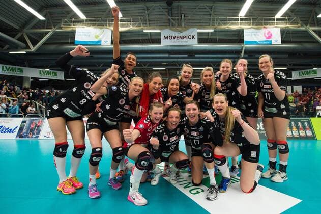 Bilder des Tages - SPORT 09.04.2016, Halle Berg Fidel, Muenster Volleyball, Bundesliga Frauen, Play-offs Halbfinale, USC Münster Muenster vs. Dresdner SC Jubel Dresden nach Sieg