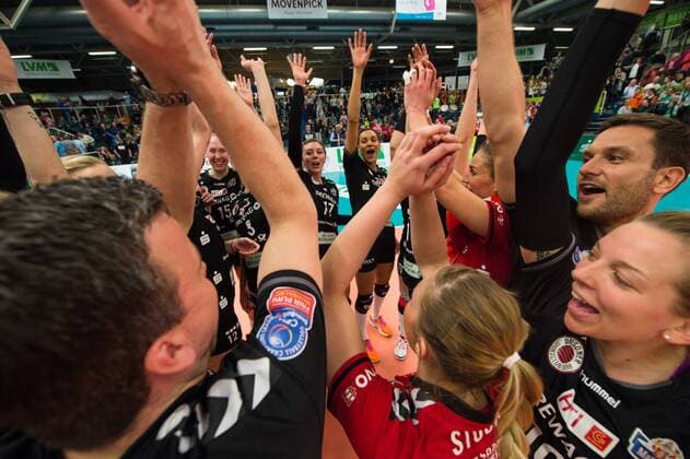 09.04.2016, Halle Berg Fidel, Muenster Volleyball, Bundesliga Frauen, Play-offs Halbfinale, USC Münster Muenster vs. Dresdner SC Jubel Dresden nach Sieg