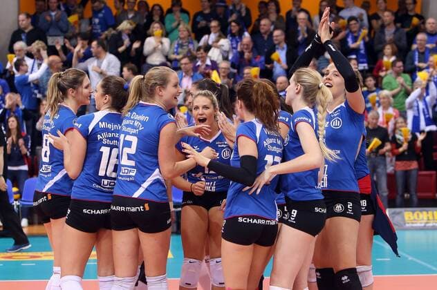 Stuttgart Volleyball Playoff-Halbfinale Allianz MTV Stuttgart vs. Schweriner SC, Stuttgarter Jubel, vorne Deborah van Daelen (Stuttgart, Nr.12), Nichole Lindow (Stuttgart, Mitte)