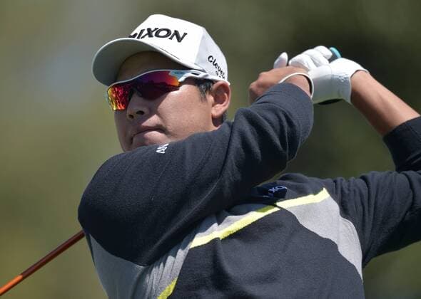 Hideki Matsuyama of Japan hits his tee shot on the first hole tee box in the third round of the 2016 Masters Tournament at Augusta National in Augusta, Georgia on April 9, 2016.  MAS20160409105 KEVINxDIETSCH