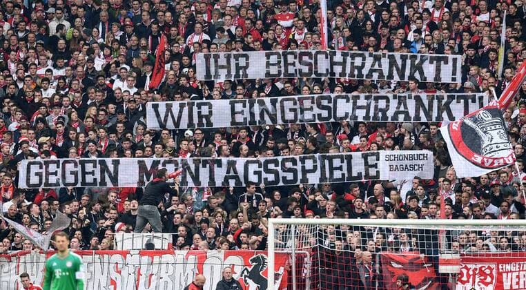 Fussball 1. Bundesliga Saison 2015 2016 29. Spieltag VfB Stuttgart - FC Bayern Muenchen 09.04.2016 VfB Stuttgart Fans in des Cannstatter Kurve in der Mercedes Benz Arena mit einem Banner; Ihr beschraenkt! Wir eingeschraenkt! Gegen Montagsspiele! 
