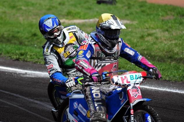 Ronny Weis (WFB, blau) und Stephan Katt (ACL, gelb) - Start - Speedway Bundesliga: Wolfslake Fabulaz Berlin - AC Landshut Devils