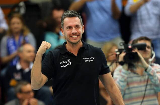 Stuttgart Volleyball Playoff-Halbfinale Allianz MTV Stuttgart vs. Schweriner SC, Trainer Guillermo Naranjo Hernandez (Stuttgart) jubelt und ballt die Faust