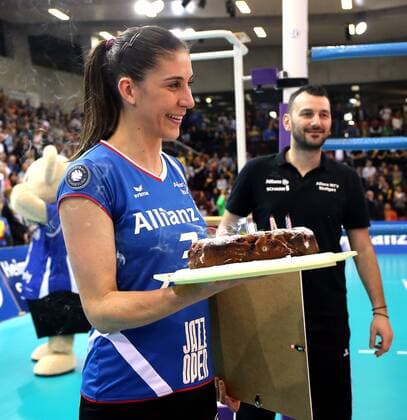Stuttgart Volleyball Playoff-Halbfinale Allianz MTV Stuttgart vs. Schweriner SC, Micheli T. Pissinato (Stuttgart) bekommt einen Geburtstagskuchen