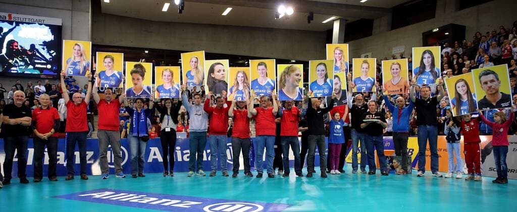 Stuttgart Volleyball Playoff-Halbfinale Allianz MTV Stuttgart vs. Schweriner SC, Fans halten große Fotos der Spielerinnen hoch