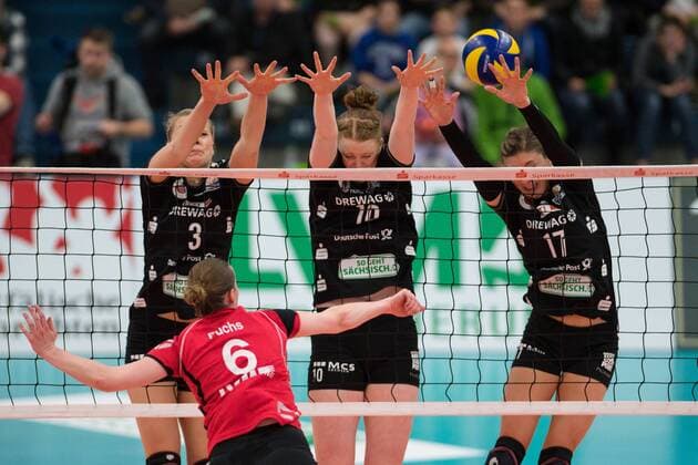 10.04.2016, Halle Berg Fidel, Muenster Volleyball, Bundesliga Frauen, Play-offs Halbfinale, USC Münster Muenster vs. Dresdner SC Block Dreierblock Kristina Mikhailenko ( 3 Dresden), Kathleen Elizabeth Slay ( 10 Dresden), Gina Mancuso ( 17 Dresden) - Angriff Sina Fuchs ( 6 Muenster)