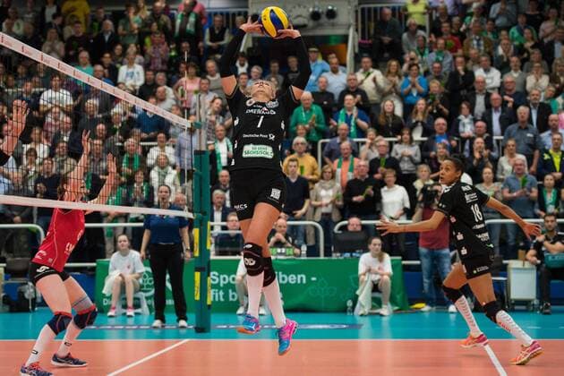 10.04.2016, Halle Berg Fidel, Muenster Volleyball, Bundesliga Frauen, Play-offs Halbfinale, USC Münster Muenster vs. Dresdner SC Zuspiel Laura Dijkema ( 7 Dresden), Nneka Onyejekwe ( 18 Dresden)
