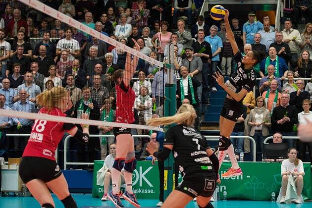 10.04.2016, Halle Berg Fidel, Muenster Volleyball, Bundesliga Frauen, Play-offs Halbfinale, USC Münster Muenster vs. Dresdner SC Block Sina Fuchs ( 6 Muenster) - Angriff Nneka Onyejekwe ( 18 Dresden)