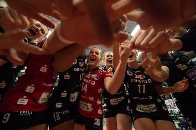 10.04.2016, Halle Berg Fidel, Muenster Volleyball, Bundesliga Frauen, Play-offs Halbfinale, USC Münster Muenster vs. Dresdner SC Jubel Dresden nach Sieg
