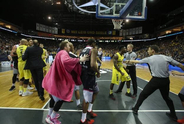 Ein Eklat im 3. Viertel: die Spieler geraten aneinander, vl Alex King (ALBA Berlin), Kresimir Loncar (ALBA Berlin), Rotnei Clarke (Bonn), Eugene Lawrence (Bonn), Langston Hall (Bonn), Will Cherry (ALBA Berlin) ALBA Berlin - Telekom Baskets Bonn Basketball, BEKO BBL , Herren, men, Saison 2015 2016 Berlin, 9.4.2016 , Mercedes-Benz Arena