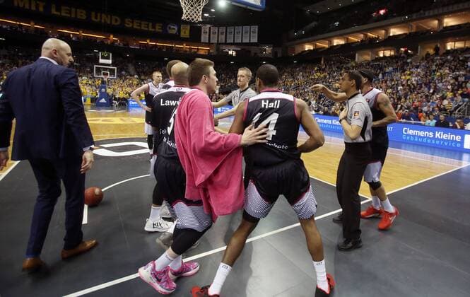 Ein Eklat im 3. Viertel: Sasa Obradovic (Trainer ALBA Berlin), versucht zu schlichten, rechts Eugene Lawrence (Bonn),Rotnei Clarke (Bonn), Langston Hall (Bonn), Schiedsrichter, Sean Marshall (Bonn), ALBA Berlin - Telekom Baskets Bonn Basketball, BEKO BBL , Herren, men, Saison 2015 2016 Berlin, 9.4.2016 , Mercedes-Benz Arena