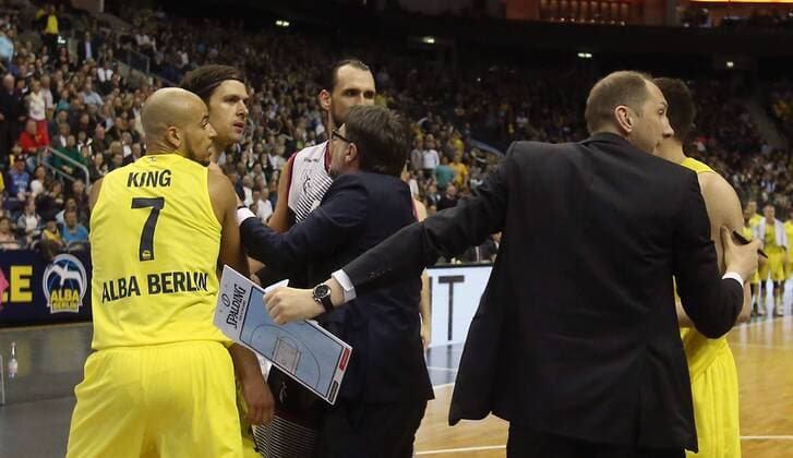 Ein Eklat im 3. Viertel: Silvano Poropat (Trainer Bonn), verucht zu schlichten, links Kresimir Loncar (ALBA Berlin), Alex King (ALBA Berlin), hinten Dirk Mädrich (Bonn), rechts Ismet Akpinar (ALBA Berlin), ALBA Berlin - Telekom Baskets Bonn Basketball, BEKO BBL , Herren, men, Saison 2015 2016 Berlin, 9.4.2016 , Mercedes-Benz Arena